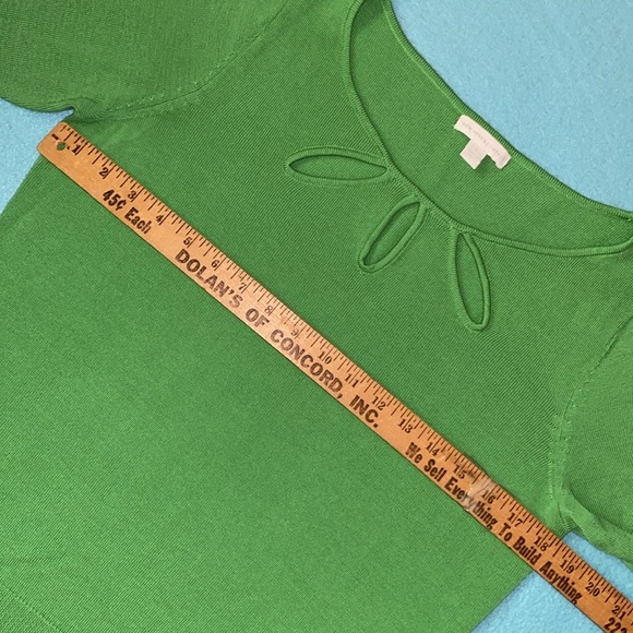 NEW YORK AND COMPANY knit sweater petal cutout short sleeve green stretch size M - Picture 5 of 9